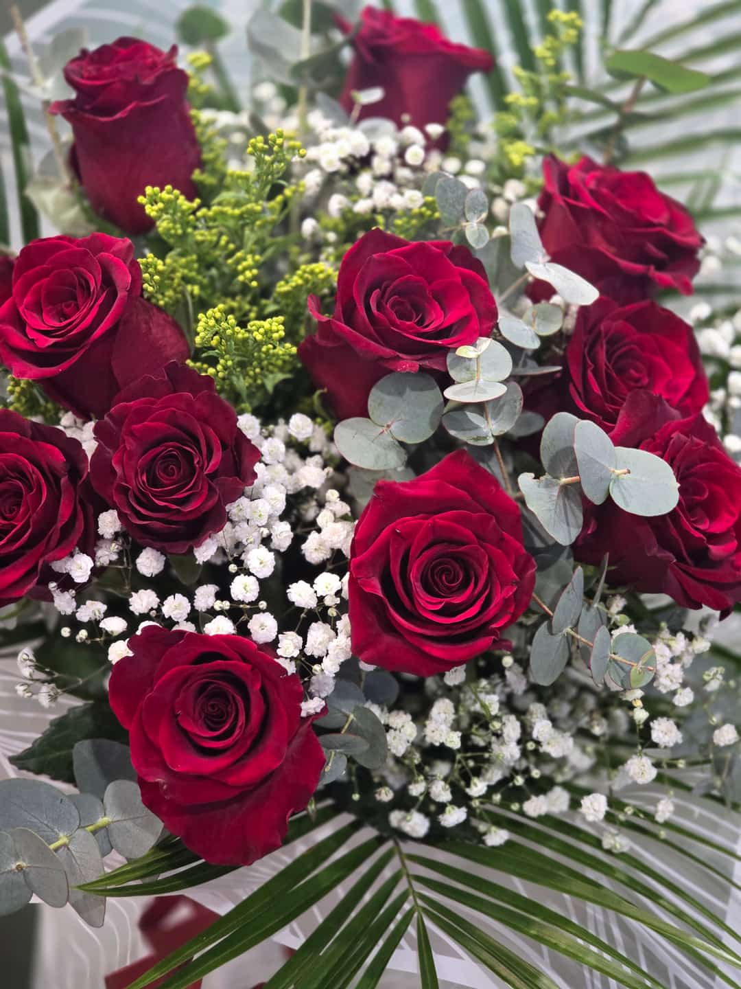 Букет от 11 рози и евкалипт