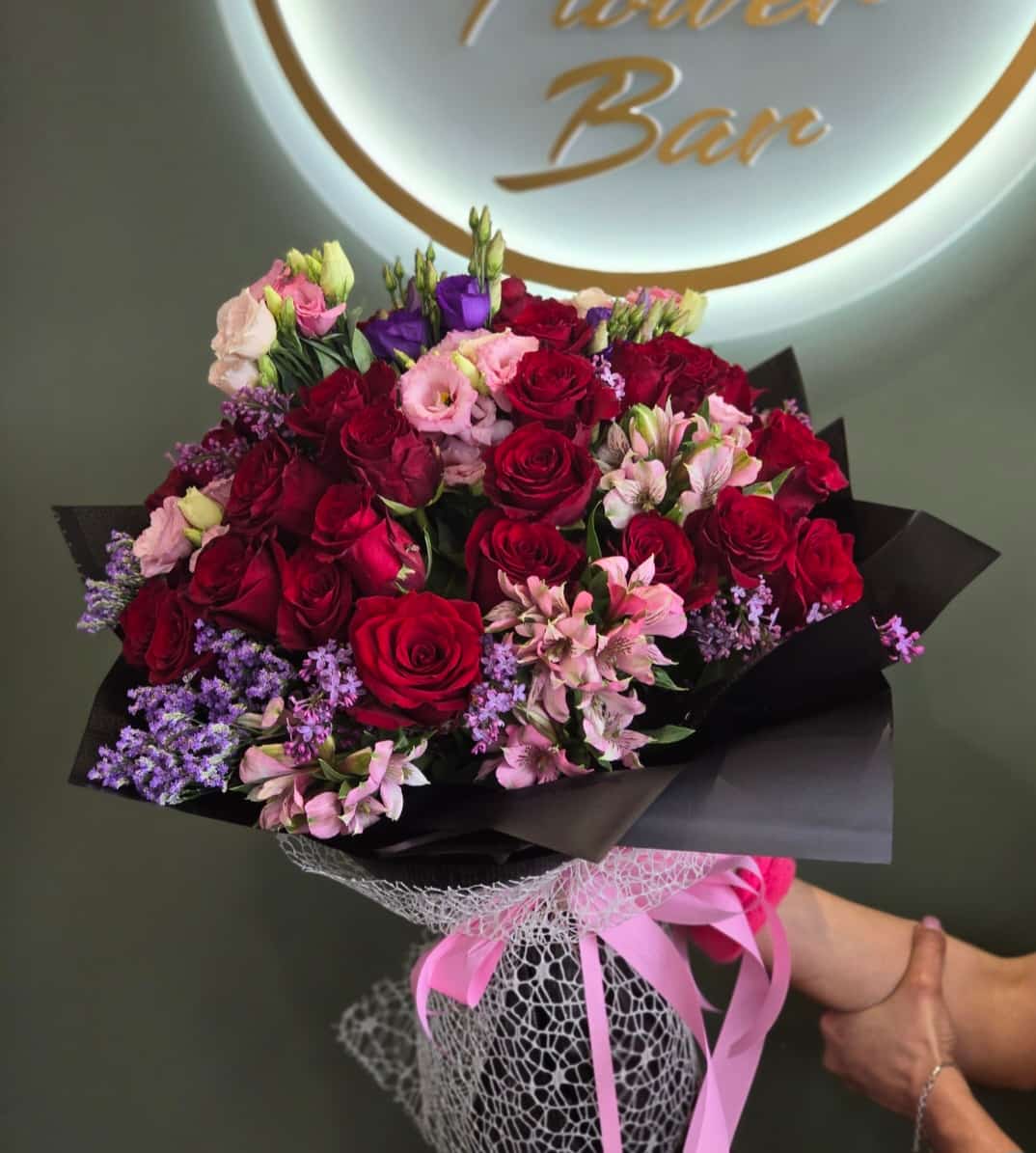 Букет от рози, еустома и астромелия