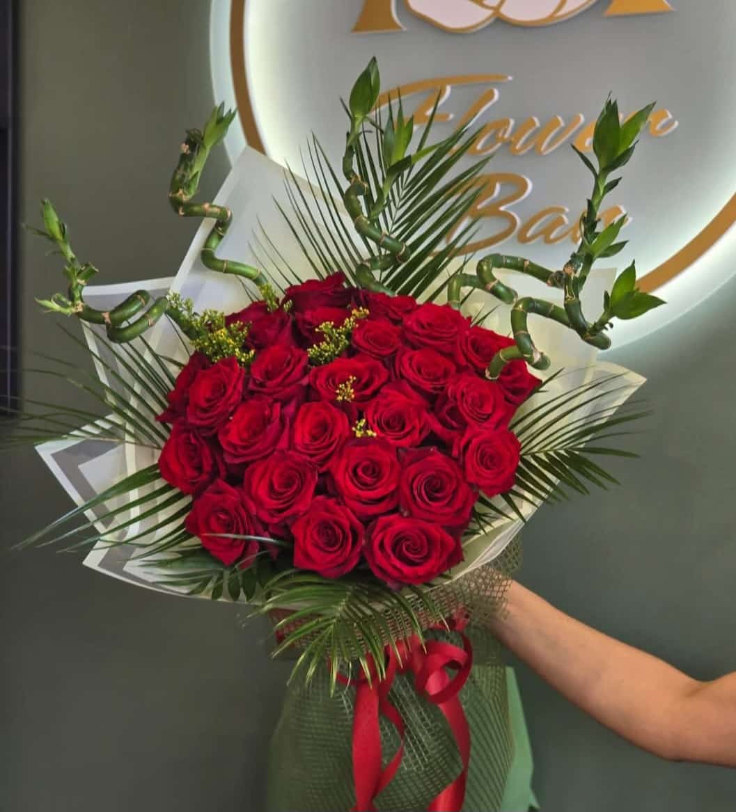 25 червени рози с бамбук